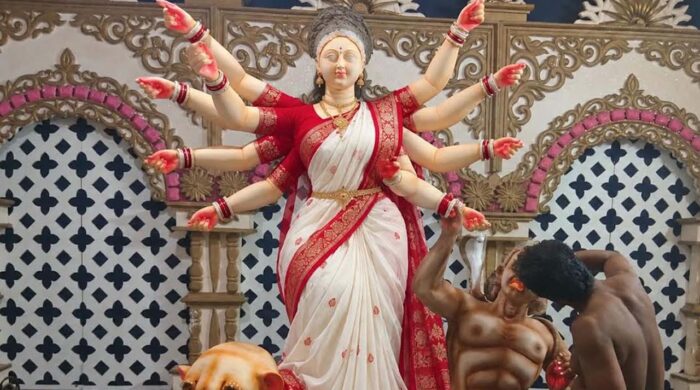 দুর্গাপূজার প্রস্তুতি তুঙ্গে, মণ্ডপে মণ্ডপে উৎসবের আমেজ