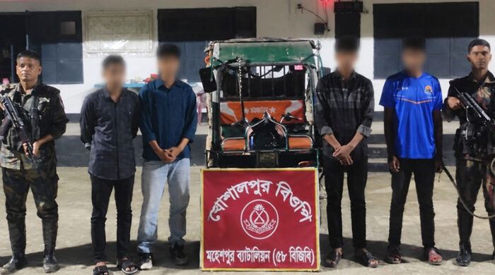 সীমান্তে দালালসহ আটক ৪, ভারতীয় মালামাল উদ্ধার