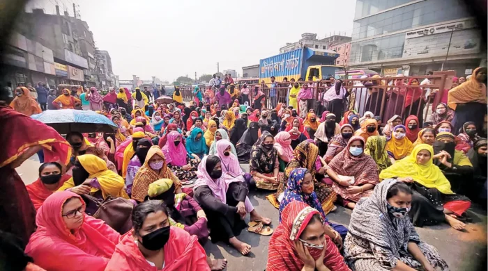 টঙ্গীতে বকেয়া বেতনের দাবিতে সড়কে পোশাকশ্রমিকদের বিক্ষোভ