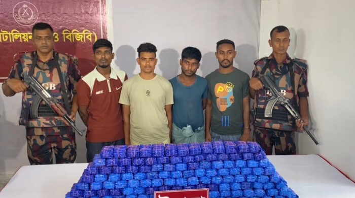 সোনারগাঁয়ে বাসের সিটে ২৩ হাজার ইয়াবা উদ্ধার, আটক ৩