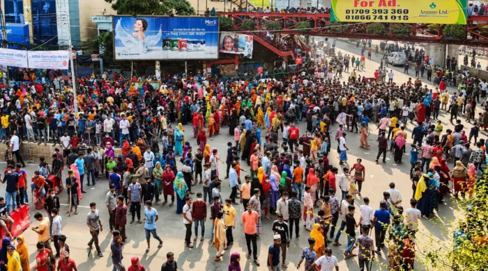 মিরপুরে সড়ক অবরোধে পোশাক শ্রমিকদের বিক্ষোভ, ভোগান্তি